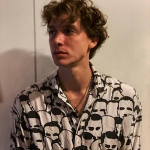 Lydstudie nær København – Producer ved tastatur. – Lydstudiet