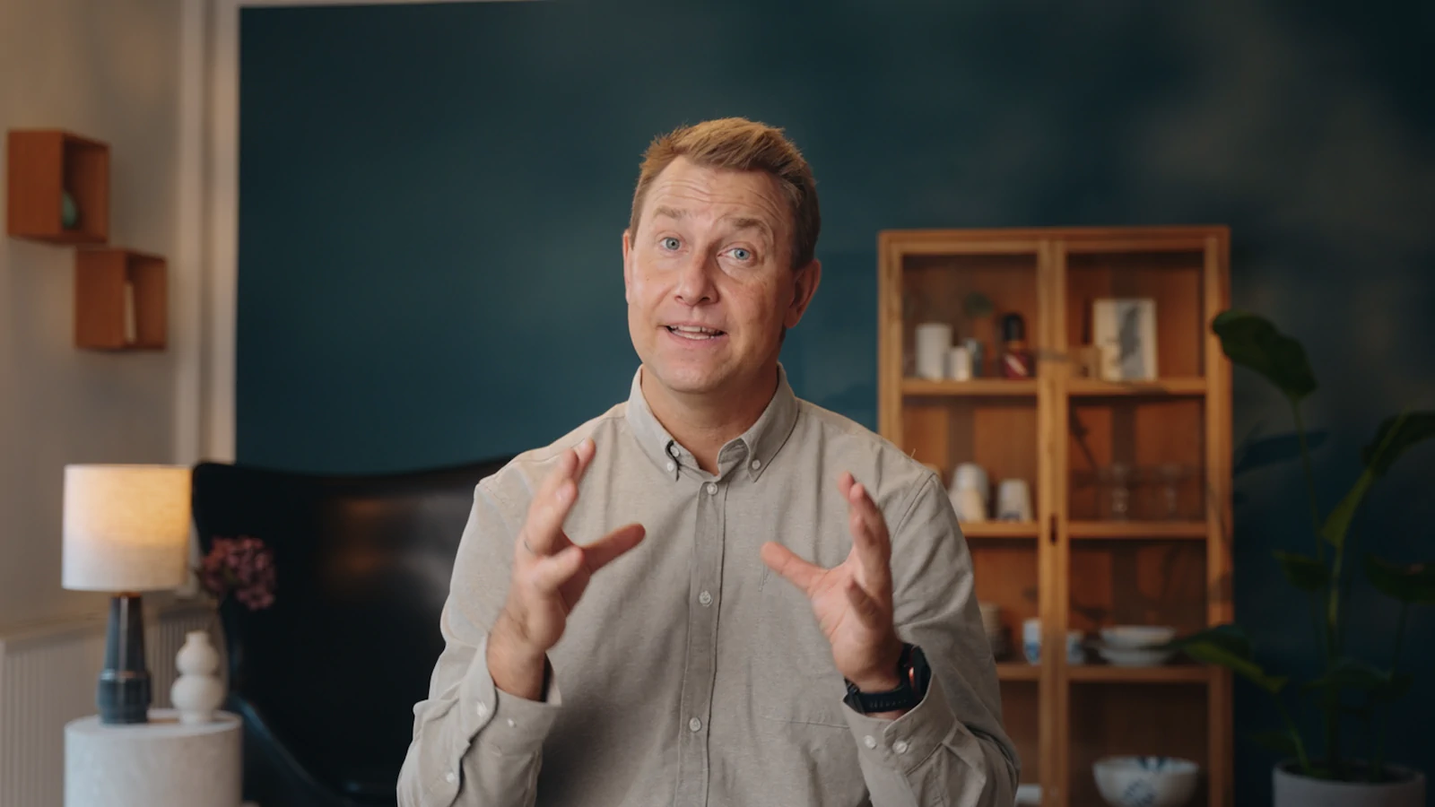 Lydstudie nær København – Producer ved keyboard. – Lydstudiet