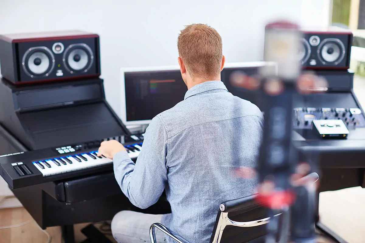 Lydstudie nær København – Producer ved keyboard. – Lydstudiet